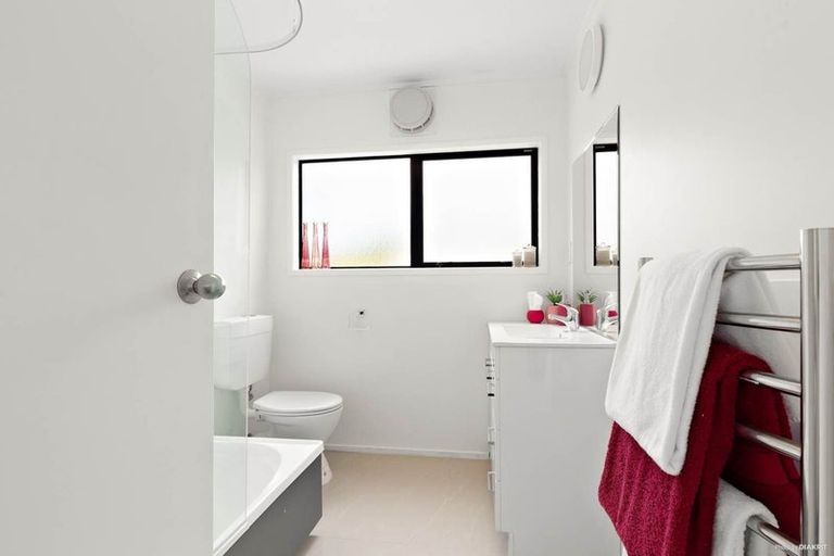 Photo of property in 2/47 Sheridan Drive, New Lynn, Auckland, 0600