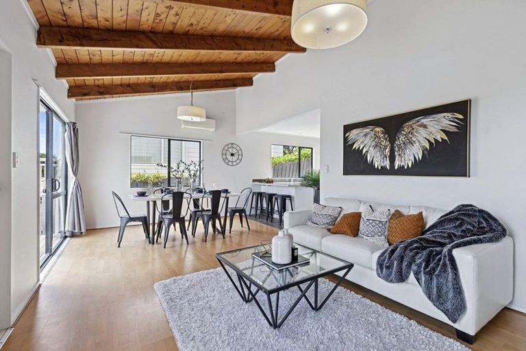 Photo of property in 2/48 Barbados Drive, Unsworth Heights, Auckland, 0632