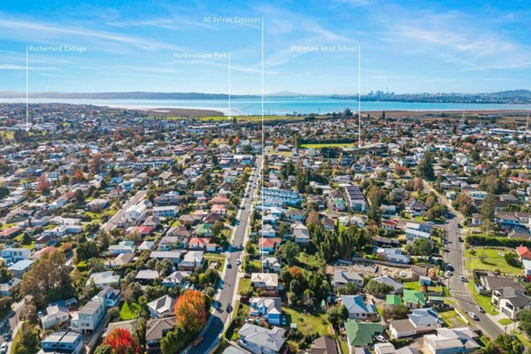Photo of property in 30 Sylvan Crescent, Te Atatu South, Auckland, 0610