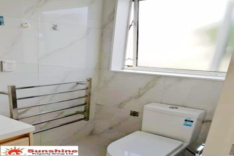 Photo of property in 17 Northcross Drive, Oteha, Auckland, 0632