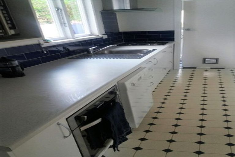 Photo of property in 37 Pukatea Street, Eastbourne, Lower Hutt, 5013