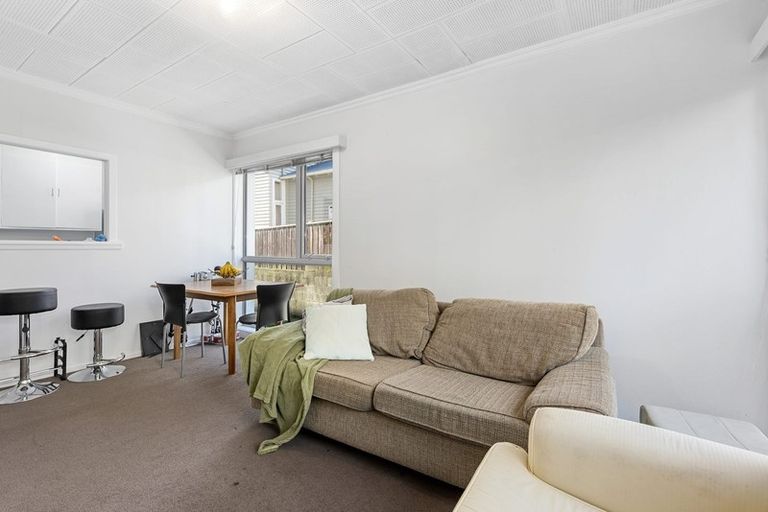 Photo of property in Victoria Court, 4/4 Queen Street, Mount Victoria, Wellington, 6011