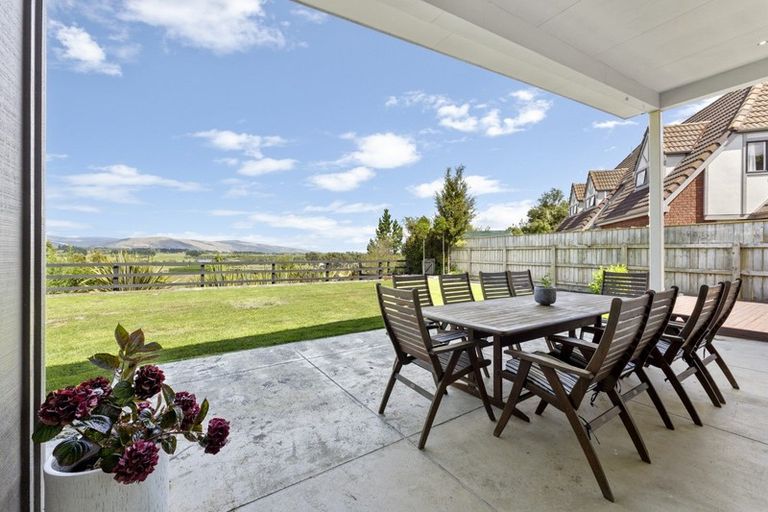 Photo of property in 19 Springdale Grove, Fitzherbert, Palmerston North, 4410