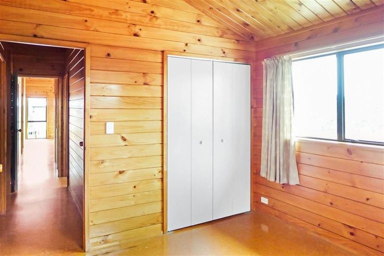 Photo of property in 8 Chardon Place, Henderson, Auckland, 0612