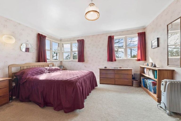 Photo of property in 5 Barron Drive, Green Bay, Auckland, 0604