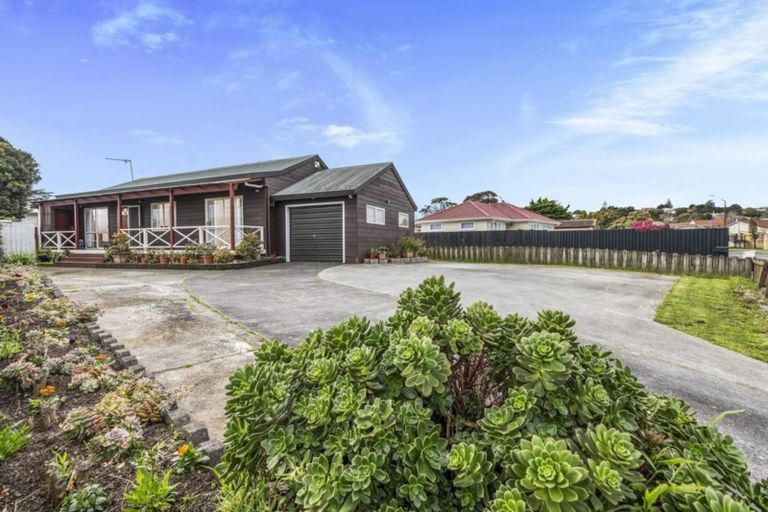 Photo of property in 17 Edgewater Drive, Pakuranga, Auckland, 2010
