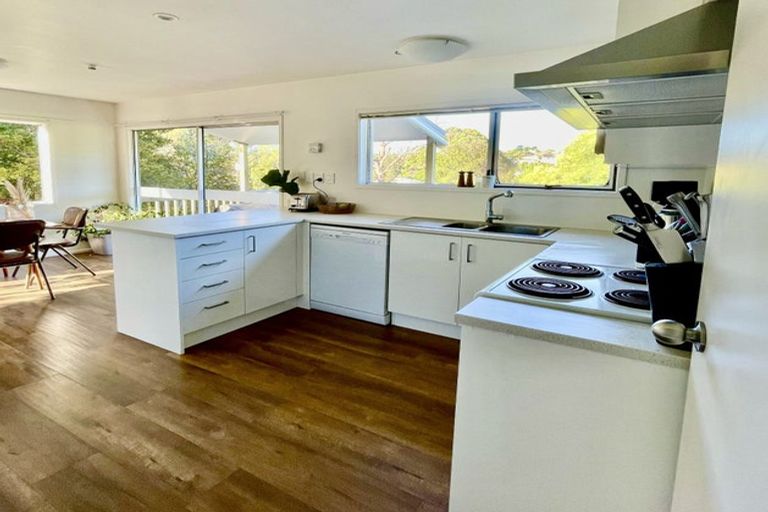 Photo of property in 2/56 Knightsbridge Drive, Forrest Hill, Auckland, 0620