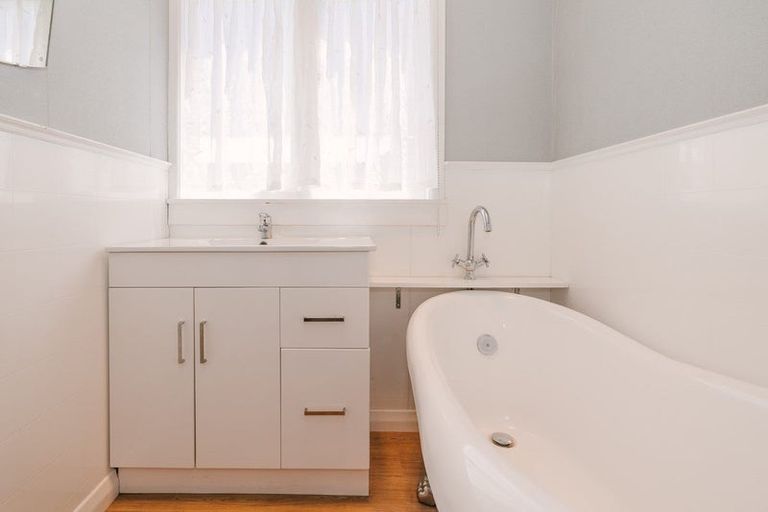 Photo of property in 2 Carey Street, Longburn, Palmerston North, 4412