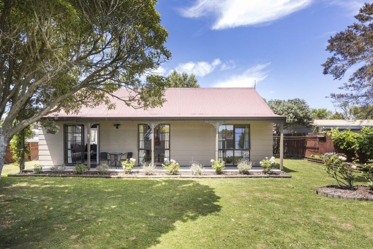 Photo of property in 2 Chatsworth Place, Highbury, Palmerston North, 4412