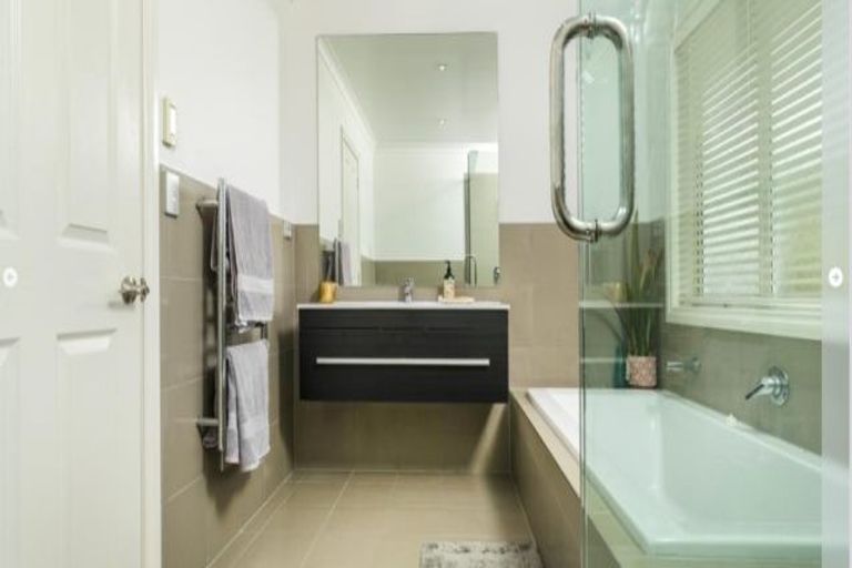 Photo of property in 2 Oscar Road, Greenhithe, Auckland, 0632