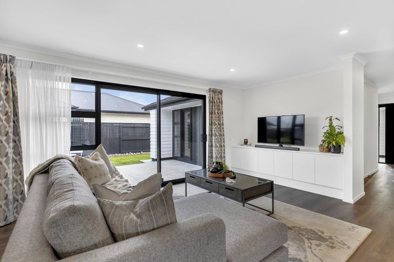 Photo of property in 15 Maple Grove, Kingston, Wellington, 6021