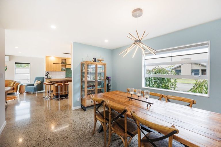 Photo of property in 2 Chestnut Close, Kelvin Grove, Palmerston North, 4414