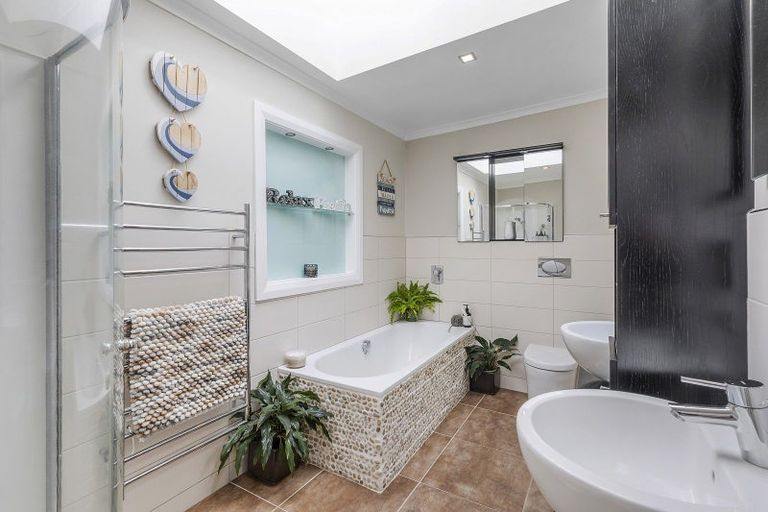 Photo of property in 118 Breaker Bay Road, Breaker Bay, Wellington, 6022