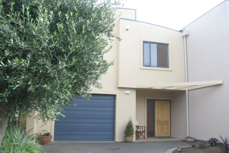Photo of property in 16 Marina View, Paremata, Porirua, 5026