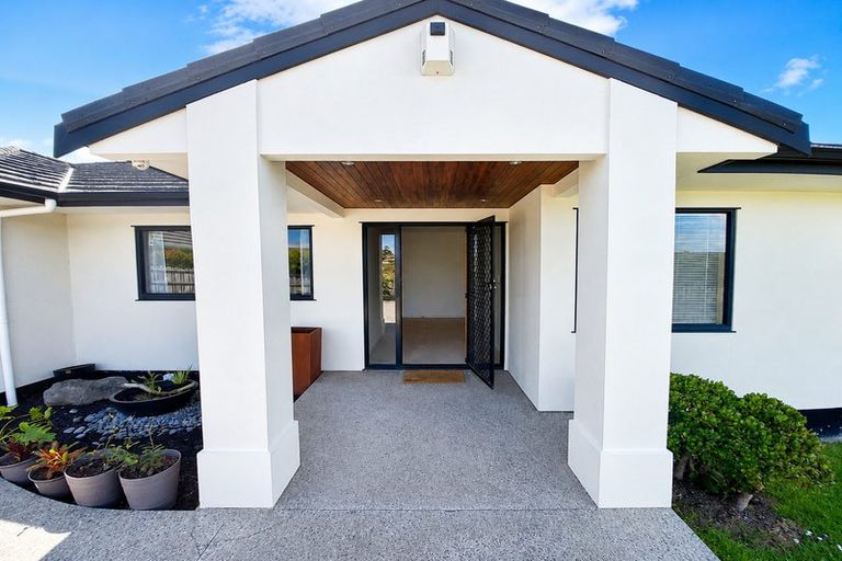 Photo of property in 17 Rivervale Grove, Stanmore Bay, Whangaparaoa, 0932