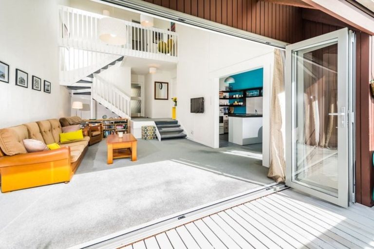 Photo of property in 2/112 Coronation Road, Hillcrest, Auckland, 0627