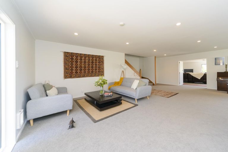 Photo of property in 7 Hillgrove Place, Fitzherbert, Palmerston North, 4410