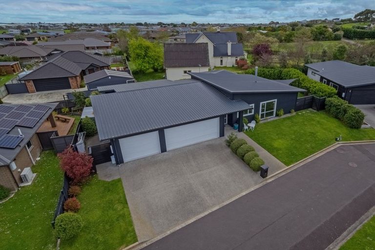 Photo of property in 4 D'urville Place, Kelvin Grove, Palmerston North, 4414
