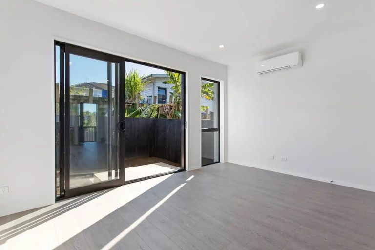 Photo of property in 24e Lincoln Park Avenue, Massey, Auckland, 0614