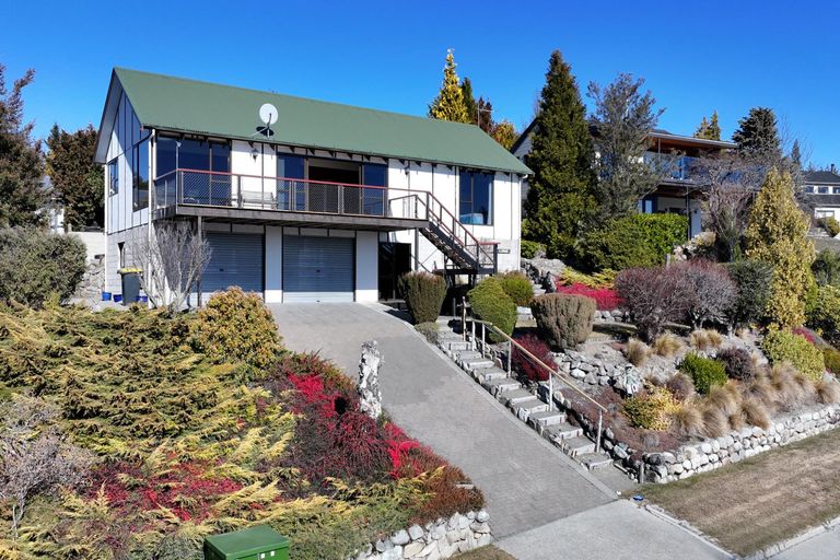 Photo of property in 10 Hamilton Drive, Lake Tekapo, 7999