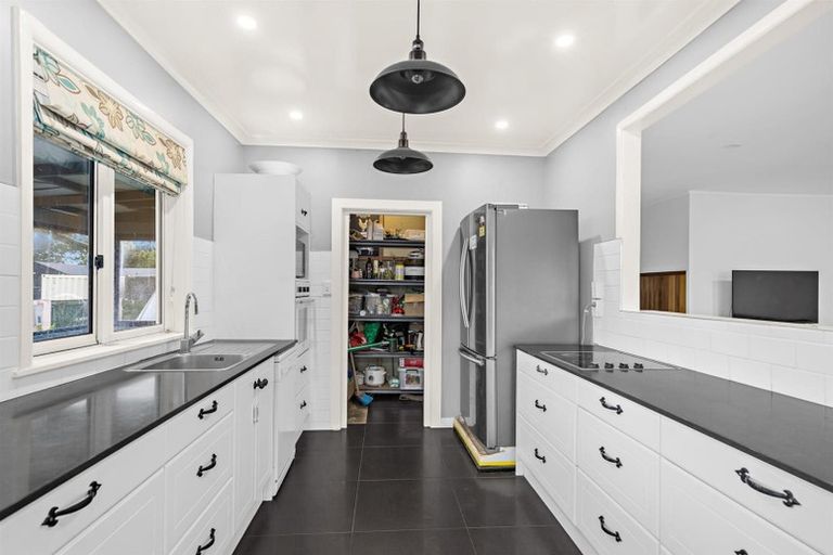 Photo of property in 2 Rere Place, Parakai, 0830