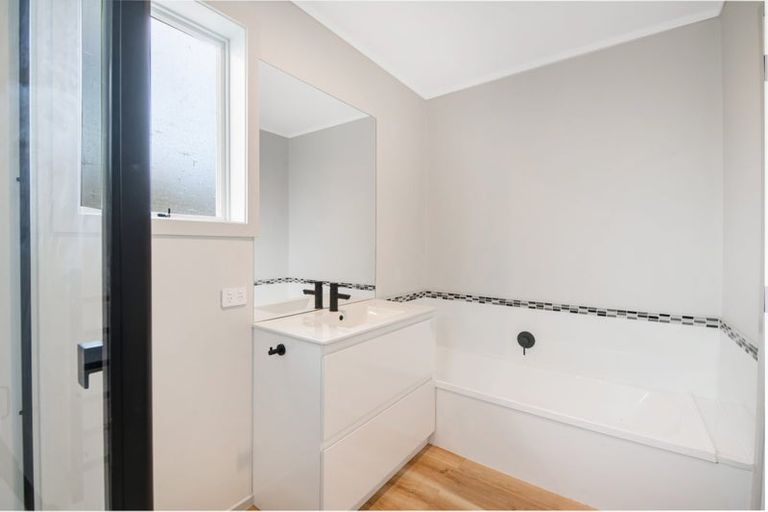 Photo of property in 5 Maori Hut Road, Red Beach, 0932