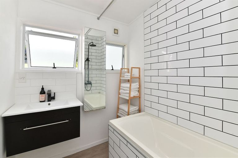 Photo of property in 52b Bay Street, Red Beach, 0932