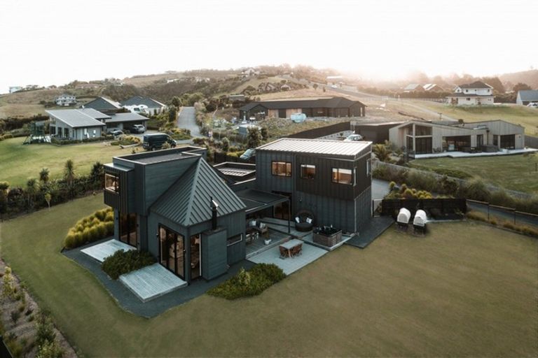 Photo of property in 11 Laguna Place, Matakatia, Whangaparaoa, 0930