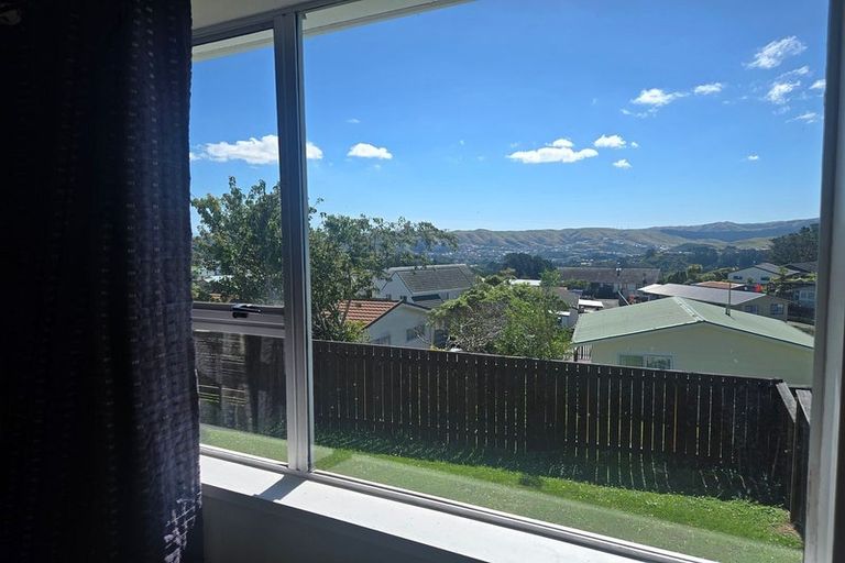 Photo of property in 15a Bayswater Place, Newlands, Wellington, 6037