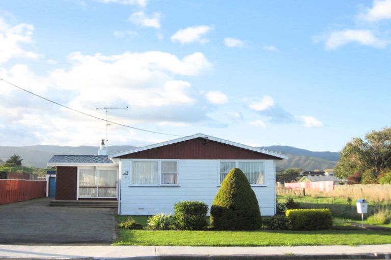 Photo of property in 14 Freemans Road, Otaki, 5512
