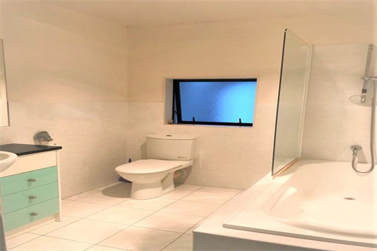 Photo of property in 943a East Coast Road, Torbay, Auckland, 0630