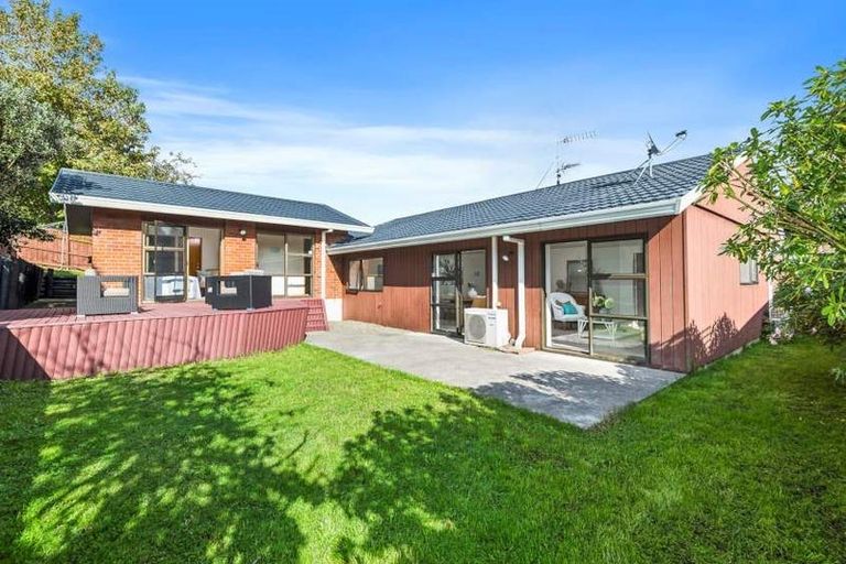 Photo of property in 17 Voltaire Court, Botany Downs, Auckland, 2010