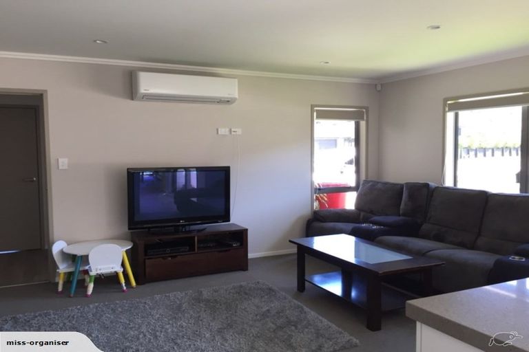 Photo of property in 2 Cory Jane Grove, Riverstone Terraces, Upper Hutt, 5018
