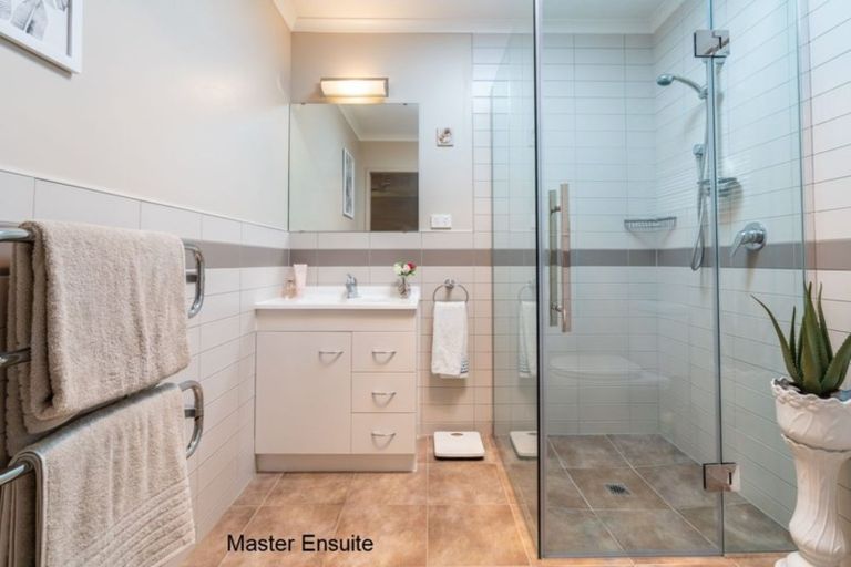 Photo of property in 12 Ngatiti Place, One Tree Point, 0118