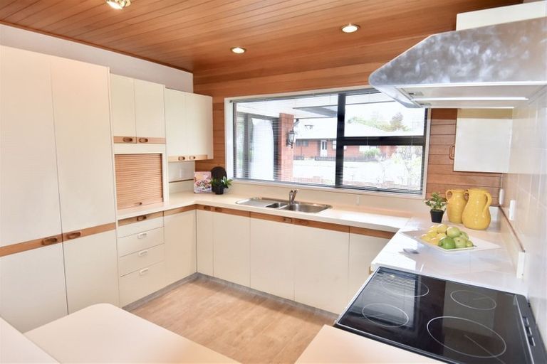 Photo of property in 2/1 Thorrington Road, Cashmere, Christchurch, 8022