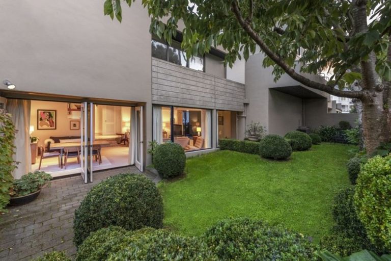 Photo of property in Highwic, 5/32 Hobson Street, Thorndon, Wellington, 6011