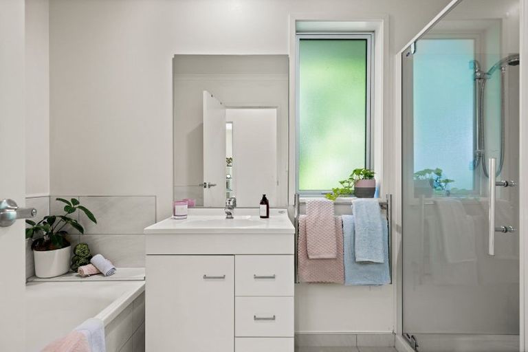 Photo of property in 24 Laly Haddon Place, Matakana, 0985