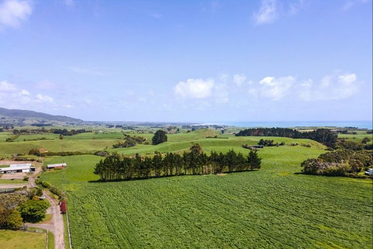 Photo of property in 629 South Road, Omata, New Plymouth, 4374