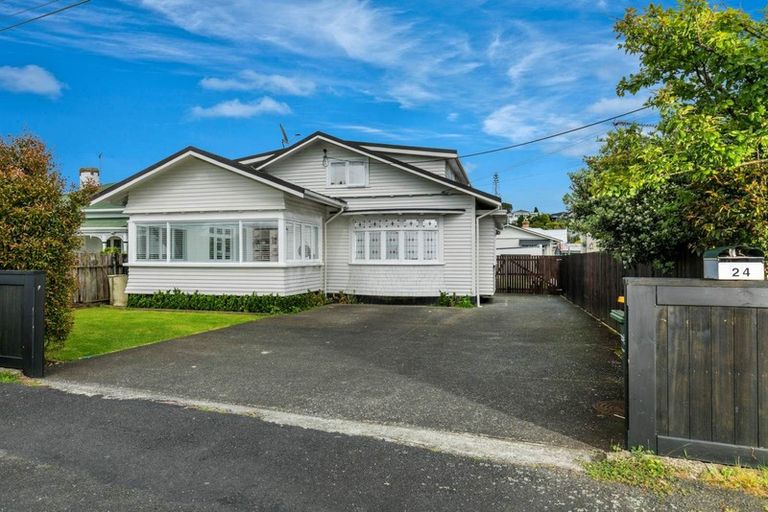 Photo of property in 24 Sulphur Beach Road, Northcote Point, Auckland, 0627
