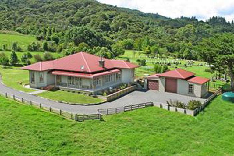 Photo of property in 55 Top Town Place, Coromandel, 3506