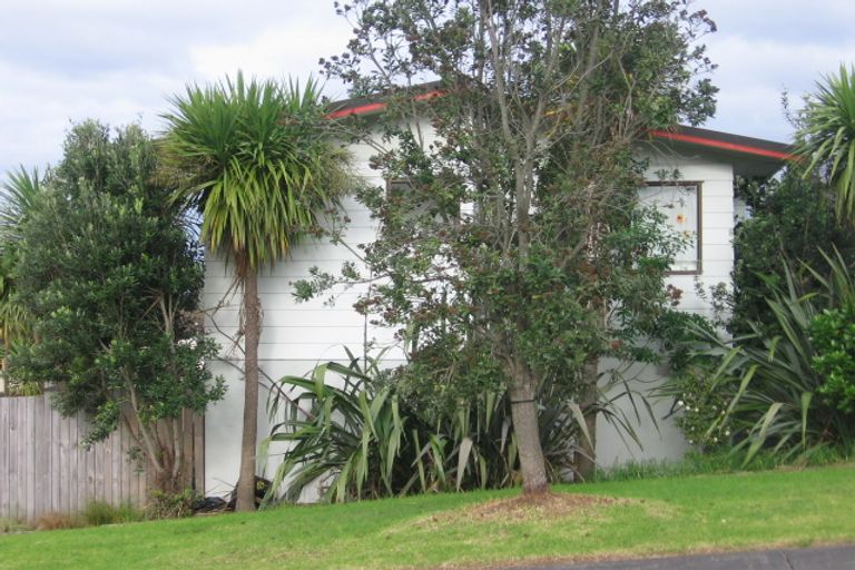 Photo of property in 28 Aldern Road, Massey, Auckland, 0614