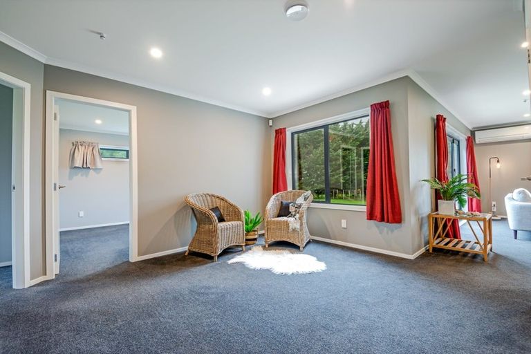 Photo of property in 32 Tokomaru Road East, Tokomaru, Palmerston North, 4474