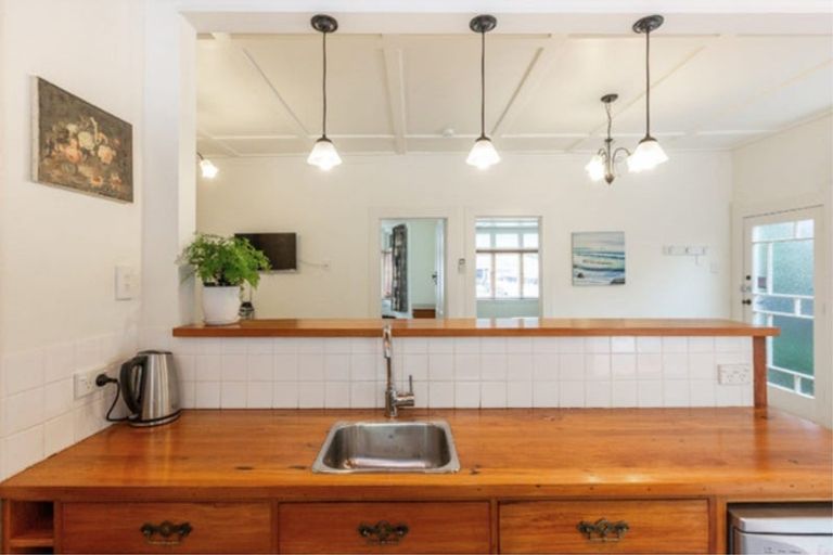 Photo of property in 34 Shakespeare Road, Bluff Hill, Napier, 4110