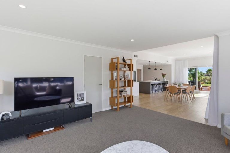 Photo of property in 11 Taranui Way, Paraparaumu Beach, Paraparaumu, 5032