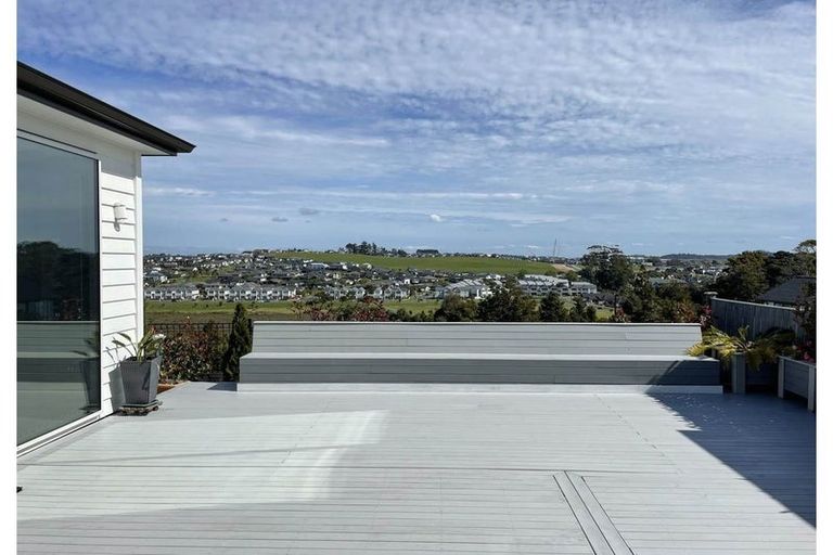 Photo of property in 18 Cassidy Drive, Orewa, 0931