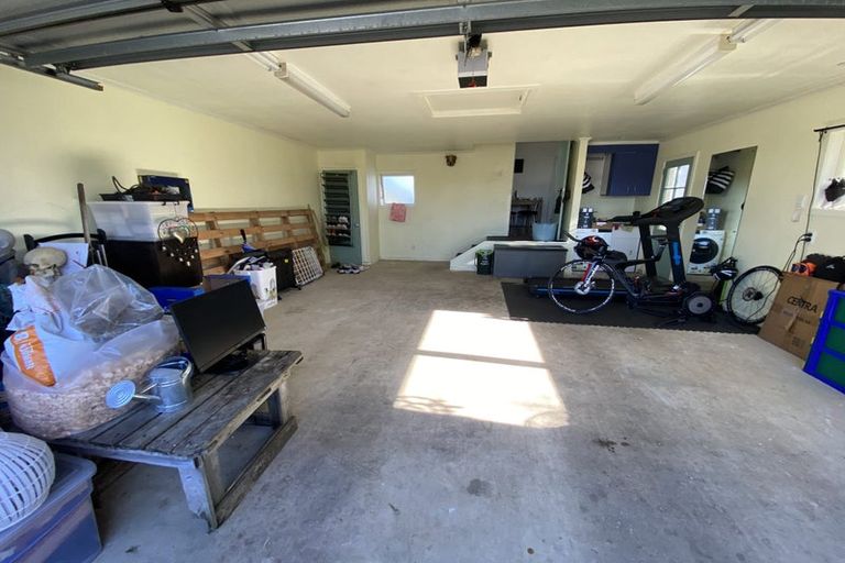 Photo of property in 38 Buscomb Avenue, Henderson, Auckland, 0610