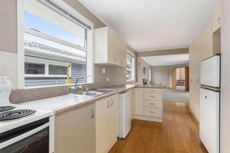 Photo of property in 10 Waione Avenue, Te Atatu Peninsula, Auckland, 0610