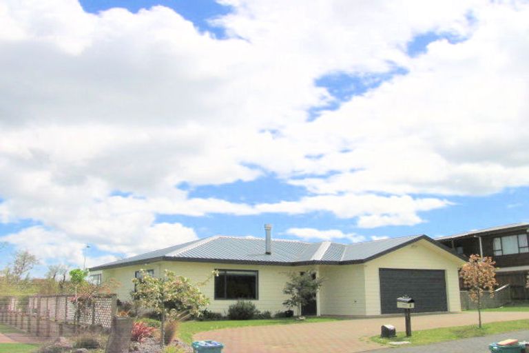 Photo of property in 4 Astelia Way, Waipahihi, Taupo, 3330