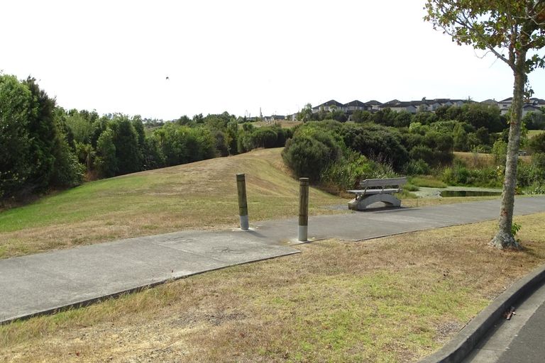 Photo of property in 28 Salford Crescent, Flat Bush, Auckland, 2019