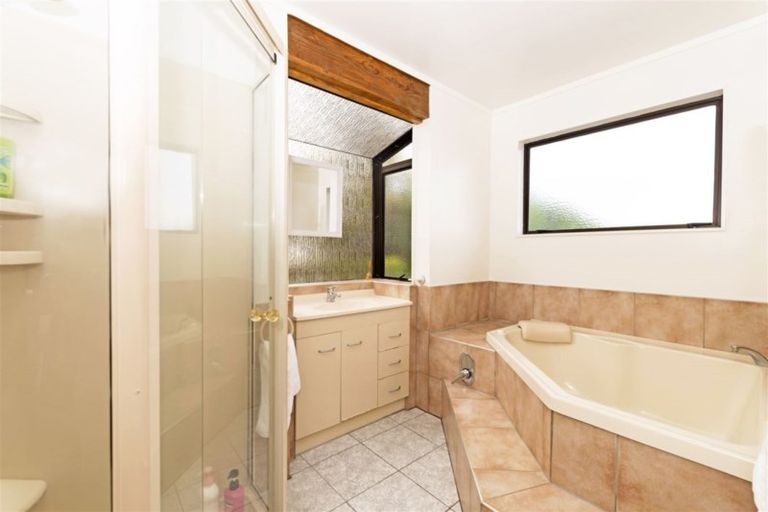 Photo of property in 3 Whiting Grove, West Harbour, Auckland, 0618